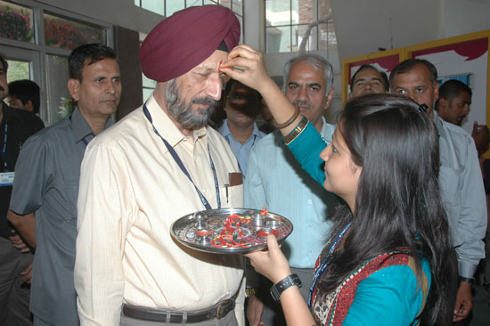 Students Welcoming Prof. S.S. Chahal at the entrance | ETNCC 2011