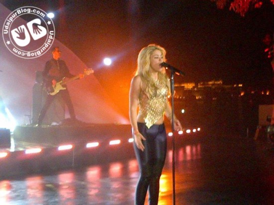 Shakira performing in Jagmandir