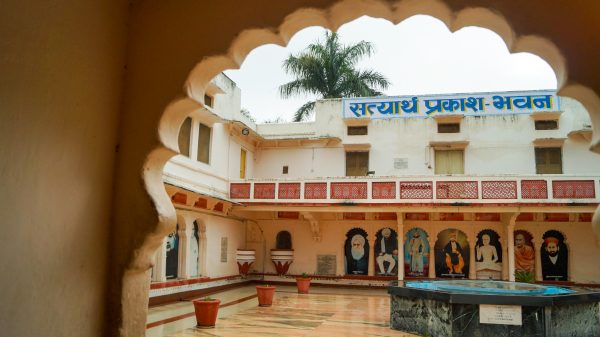 Know About Navlakha Mahal In Gulab Bagh