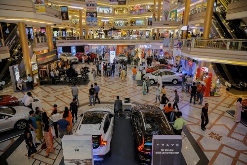 People shoping at Forum Celebration Mall