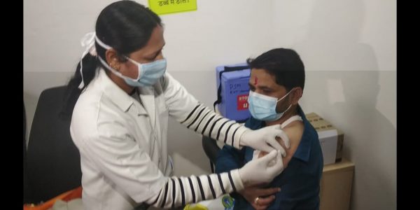 Udaipur CMHO Dinesh Kharadi recipient of first Covid Vaccine in Udaipur