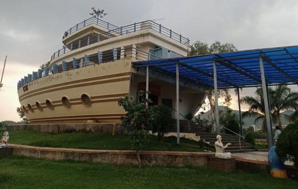 pannadhay boat cafe